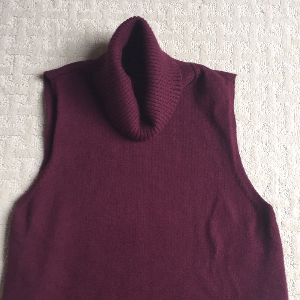 Sleeveless sweater with side slits
